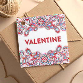 Alla hjärtans dag med rosa blommor och snurrar gåvor etiketter