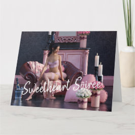 Alla hjärtans dags skönhet i underkläder på soffan kort