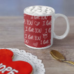 Alla hjärtans tema Red White I kärlek You Mönster Två-Tonad Mugg<br><div class="desc">Den här designen inspireras av Alla hjärtans dag och visar på charmerande handdragna hjärtan och den hjärtliga frasen "I kärlek you" i vackert handskriven typografi,  och det sömlösa mönster är en perfekt för att ge romantisk beröring till vilken tillfälle som helst.</div>
