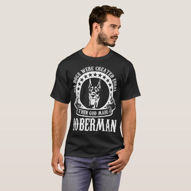 Alla hundar var den skapade jämbördiga guden som tee shirt (Hel framsida)