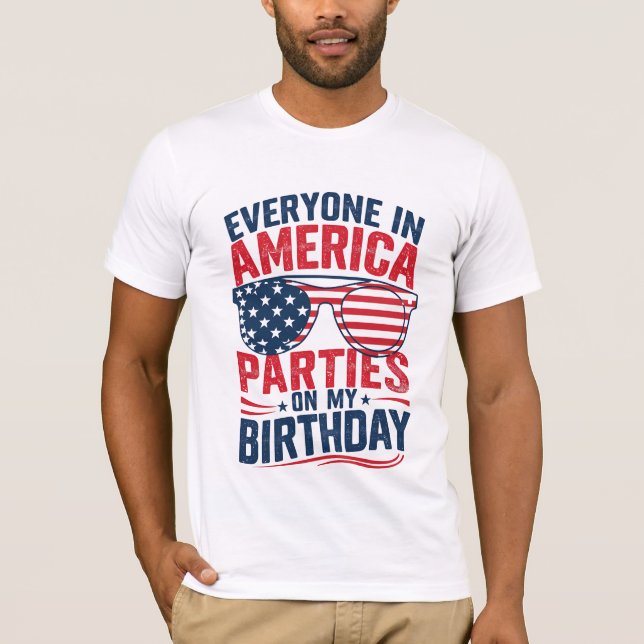 Alla i Amerika firar på min födelsedag  T Shirt (Framsida)