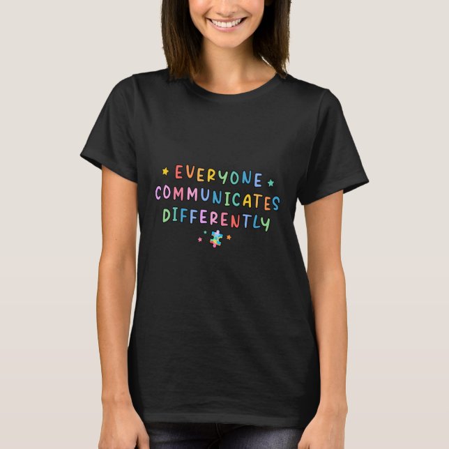Alla kommunicerar olika autismmedvetenhet t shirt (Framsida)