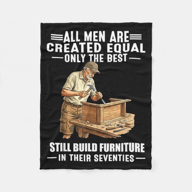 Alla män bygger fortfarande möbler humor design  fleecefilt (Framsidan)