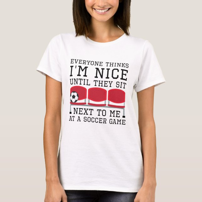 Alla tycker att jag är trevlig t shirt (Framsida)