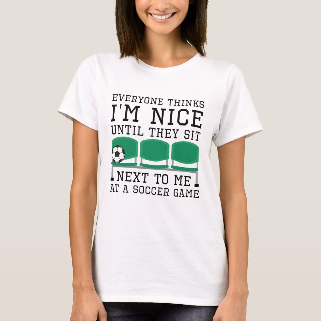 Alla tycker att jag är trevlig t shirt (Framsida)