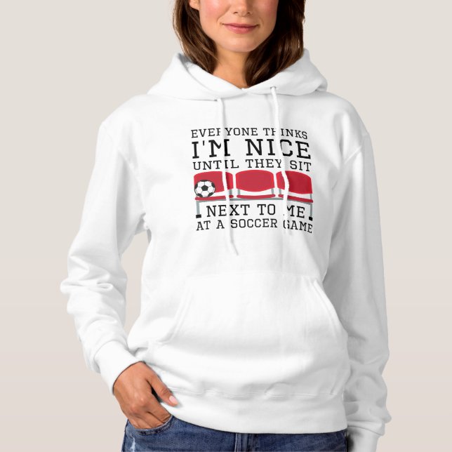 Alla tycker att jag är trevlig t shirt (Framsida)
