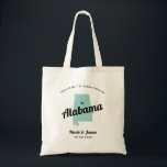 Alla välkomstskyltar till Färg Alabama-destination Tygkasse<br><div class="desc">Bröllop helg välkomnar presentsäcken för gäster från byn till bröllop, med Alabamas bild. Du kan redigera färg för vilken del som helst av den här designen och flytta hjärtat till bröllop. Om du vill ändra färg klickar du på Anpassa och "redigera med verktyg i designen". Markera inslag som du vill...</div>
