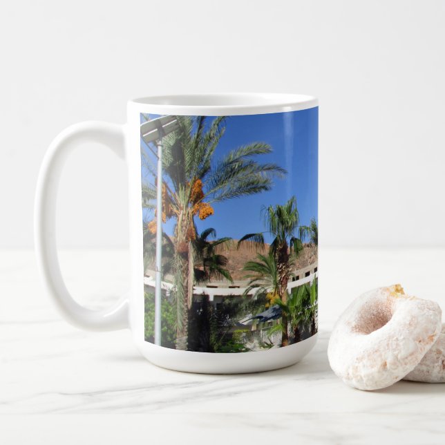 Allé av dadelpalmer kaffemugg (Med munk)