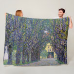 Allee at Schloss Kammer, Gustav Klimt Fleecefilt<br><div class="desc">Gustav Klimt (14 juli, 1862 - 6 februari 1918) var en österrikisk symbolmålare och en av de mest framstående medlemmarna i Wien Secession-rörelsen. Klimt noteras för målningar, murar, skisser och andra föremål d'art. Förutom hans verk, som innefattar anklagelser och porträtt, målade han upp landskap. Klimt var bland konstnärer från Wienutträdet...</div>