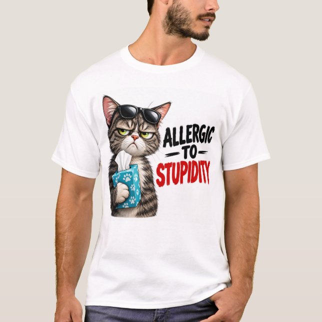 Allergisk mot dumhet katt t shirt (Framsida)