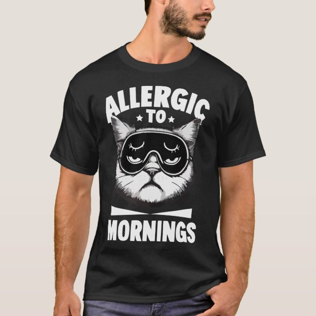 ALLERGISK TILL MORNINGS T SHIRT (Framsida)