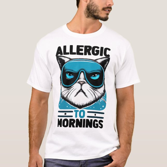 ALLERGISK TILL MORNINGS T SHIRT (Framsida)