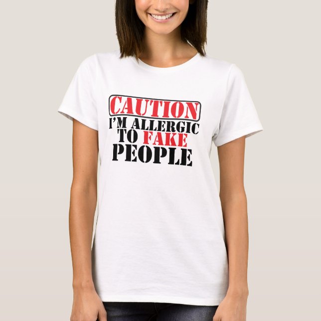 Allergiskt att fejka folk tee shirt (Framsida)