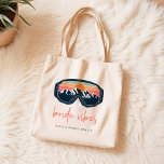 ALLIE Ski Snowboarding Bride Vibes Bachelorette Tygkasse<br><div class="desc">Allie Collection har skidor/snowboardingglasögon,  ljusa pinkar,  orangar och grönt solnedgång himlar över de snötäckta bergen med marint gräs träd. Den här samlingen är perfekt för din bergskidor eller snowboardstuga helg.</div>