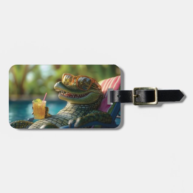 Alligator Enjoeing a Poolside Cocktail Bagagebricka (Horisontell Framsida)