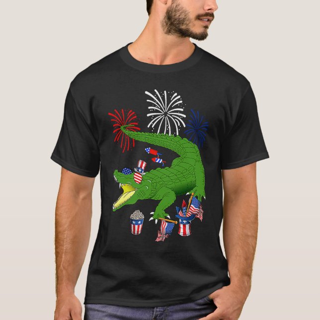 Alligator Holding American Flag Sunglasses Happy 4 T Shirt (Framsida)