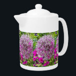Allium & Summer Flowers Tea Pot<br><div class="desc">Nu när sommaren är här är det underbart att se fullt av färgade blommor i större utsträckning. I den här fantastiska blommigtens fotodesign finns en gloriös lila allium i fullt blommande omgivning genom livliga chockerande daisy för rosa.</div>