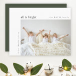 Allt är BrightStor-julljus-fotoGrönten Julkort<br><div class="desc">Ett platta gratulationskort för snyggt med klassisk typografi "all is bright" i svart på en ren vit bakgrund och en grönt för mörk i skogen i färg på motsatt sida. Fotot och texten kan enkelt anpassas för personligt bruk. En enkel, minimalistisk och contemporary julklapp som utmärker den här julhelgen! Bilden...</div>