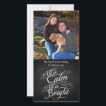 Allt är Lugn Chalkboard-jul Julkort<br><div class="desc">Allt är Lugn,  allt är Bright. Ett ensidigt fotokort med lodrät porträtt orientering. Mörk charcol grått chalkboard black board-bakgrund med finare-skript med kritutseende med ord från berömden,  jul sång,  tyst natt. En känslig och rörande söt för att påminna om säsongens skönhet och slendor!</div>