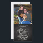 Allt är Lugn Chalkboard-jul Julkort<br><div class="desc">Allt är Lugn,  allt är Bright. Ett ensidigt fotokort med lodrät porträtt orientering. Mörk charcol grått chalkboard black board-bakgrund med finare-skript med kritutseende med ord från berömden,  jul sång,  tyst natt. En känslig och rörande söt för att påminna om säsongens skönhet och slendor!</div>
