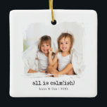 Allt är Lugn(ish)-Anpassningsbarna Fotojulsprydnad Julgransprydnad Keramik<br><div class="desc">En kinkig keepy för kaoset du kärlek. Denna minsta kvadratiska keramiska dekoration har ett stort fotoområde med ett mjukt färgstreck kant och den lekande rubriken "allt är lugn(ish)". Anpassa grund-linjen till namn och år (perfekt för twillingar eller syskon) eller redigera texten till kostym för din familj. Ren svart skrivmaskin-stil-typografi behållor...</div>
