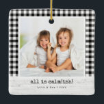 Allt är Lugn(ish) ・ Buffalo Check Photo jul Julgransprydnad Keramik<br><div class="desc">En mysigt, tunga-in-cheek-helgdag-ornament för riktiga familjer - för sak är lugn... Den här fyrkantiga fotofärgen har en klassisk svartvit buffelkontroll ram, en vit träbeskrivning pub och den lekande rubriken "allt är lugn(ish)". Byt foto, uppdatera namn och år, och du har har en snyggt som passar jordbruksföretaget, Skandinavien eller den moderna...</div>