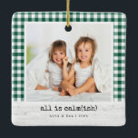 Allt är Lugn(ish) ・ Grönt Buffalo Check Photo Julgransprydnad Keramik<br><div class="desc">En mysigt, tunga-in-cheek-helgdag-ornament för riktiga familjer - för sak är lugn... Den här fyrkantiga fotofärgen har en klassisk svartvit buffelkontroll ram, en vit träbeskrivning pub och den lekande rubriken "allt är lugn(ish)". Byt foto, uppdatera namn och år, och du har har en snyggt som passar jordbruksföretaget, Skandinavien eller den moderna...</div>