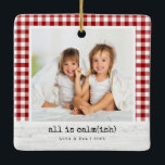 Allt är Lugn(ish) ・ Red Buffalo Check Photo Julgransprydnad Keramik<br><div class="desc">En mysigt, tunga-in-cheek-helgdag-ornament för riktiga familjer - för sak är lugn... Den här fyrkantiga fotofärgen har en klassisk svartvit buffelkontroll ram, en vit träbeskrivning pub och den lekande rubriken "allt är lugn(ish)". Byt foto, uppdatera namn och år, och du har har en snyggt som passar jordbruksföretaget, Skandinavien eller den moderna...</div>