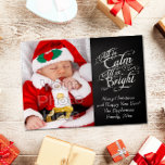 Allt är Lugn- och Julfoto med Bright Chalkboard Julkort<br><div class="desc">Klassiskt sofistikerat fotokort är elegant och underbart för familjen, baby eller vem som helst! Allt är Lugn, allt är Bright. Mörk charcol grått chalkboard black board-bakgrund med finare-skript med kritutseende med ord från berömden, jul sång, tyst natt. En känslig och rörande söt för att påminna om säsongens skönhet och slendor!...</div>