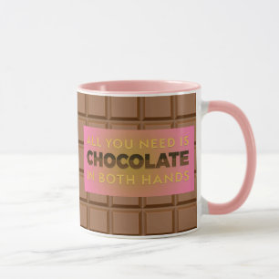 Allt du behöver är choklad humoristisk rosa kaffem mugg