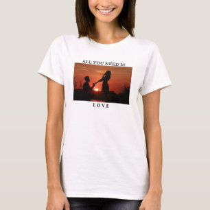 Allt du behöver är en kärlek-årsjubilett t shirt