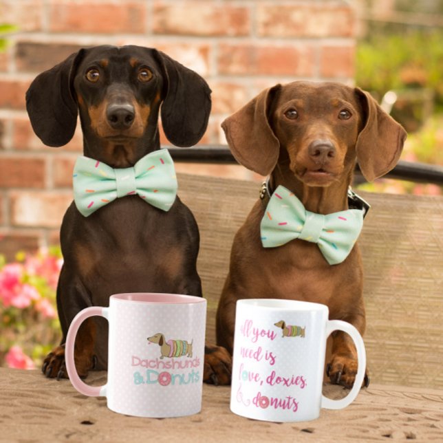 Allt du behöver är kärlek dachshund och nötter kaf kaffemugg (All you need is love, doxies and donuts coffee mug for wiener dog moms and dachshund lovers)