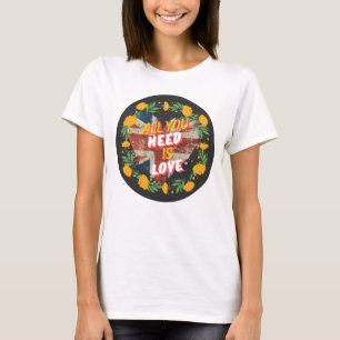 Allt du behöver är Kärlek kvinnors grundläggande b T Shirt