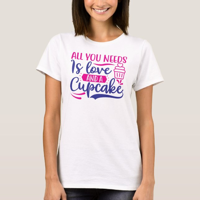 Allt du behöver är Kärlek och Cupkaka T Shirt (Framsida)