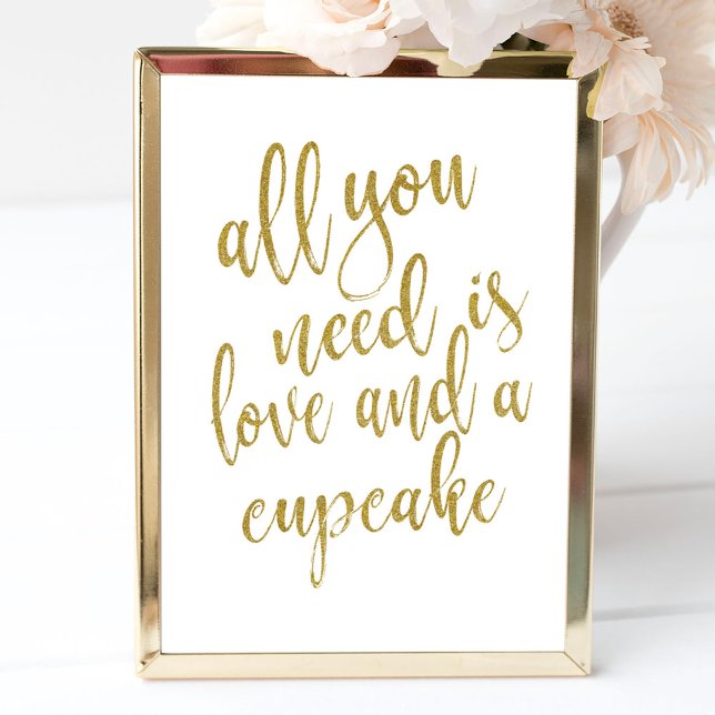 Allt du behöver är kärlek och en cupcakes-skylt i  poster (Skapare uppladdad)