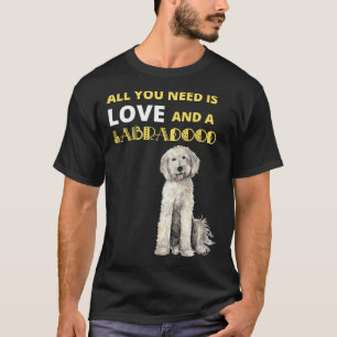 Allt du behöver är Kärlek och en labradoodle Hund T Shirt