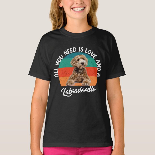 Allt du behöver är kärlek och en labradoodle t shirt (Framsida)