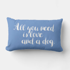 Allt du behöver är Kärlek och Hund periwinkle blue Lumbarkudde