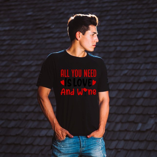 Allt du behöver är kärlek och vin t shirt (Skapare uppladdad)