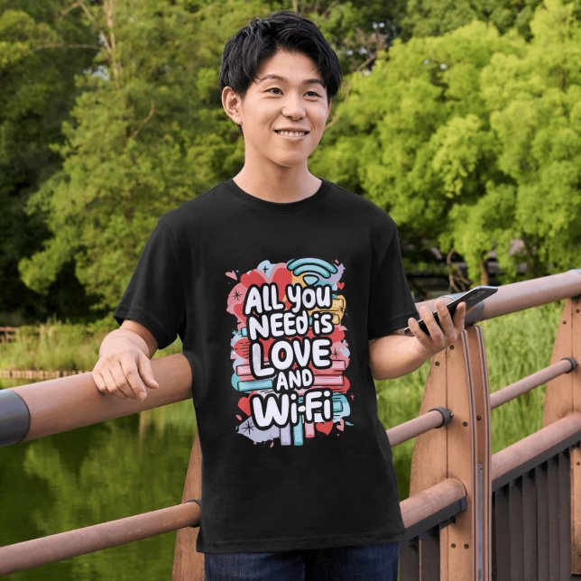 Allt du behöver är Kärlek och Wifi T-shirt (Skapare uppladdad)