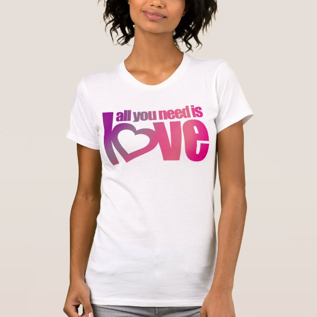 Allt du behöver är kärlek rosa lila, hjärttext öve t-shirt (Framsida)