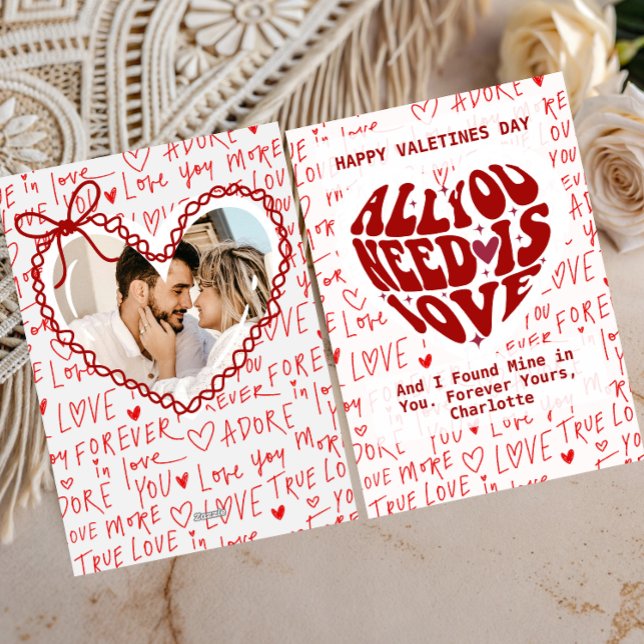 allt du behöver är kärlek rött hjärta Alla hjärtan Julkort (all you need is love cards valentines modern typography couple)