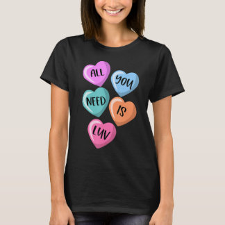 Allt du behöver är Luv Hearts Candy Kärlek Valenti T Shirt