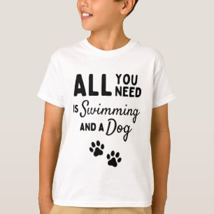 Allt du behöver är simning och en hund t shirt