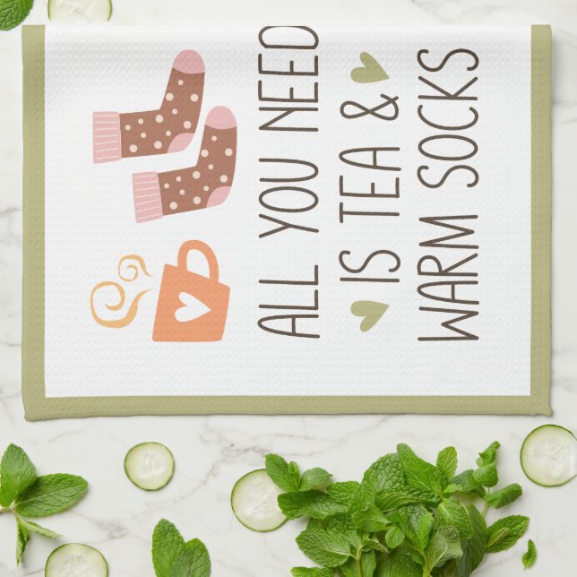 Allt du behöver är te och varma strumpor! Höst Kökshandduk (Vikta)