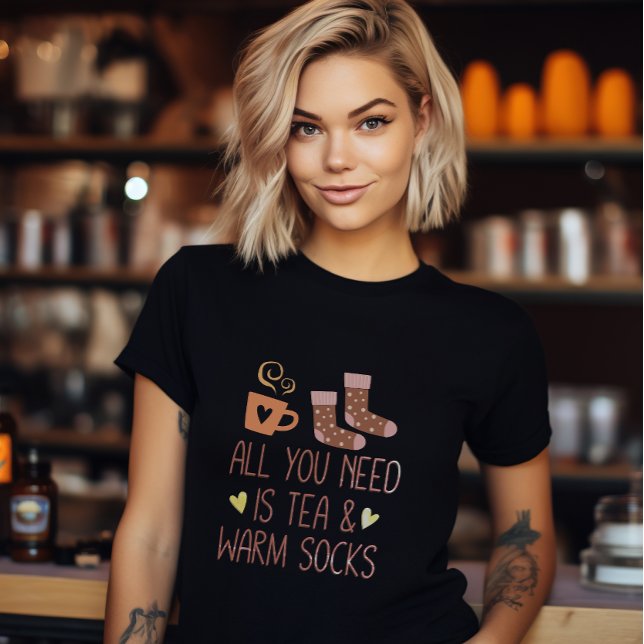 Allt Du Behöver Är Te & Varmstrumpor Mysig Höst Gr T Shirt (All you need is Tea & Warm socks women's T-Shirt)