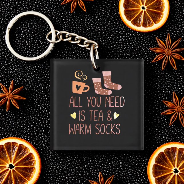 Allt du behöver är Te & Warm sockor säsong svart (All You Need Is Tea & Warm Socks – Cozy Quote Keychain)