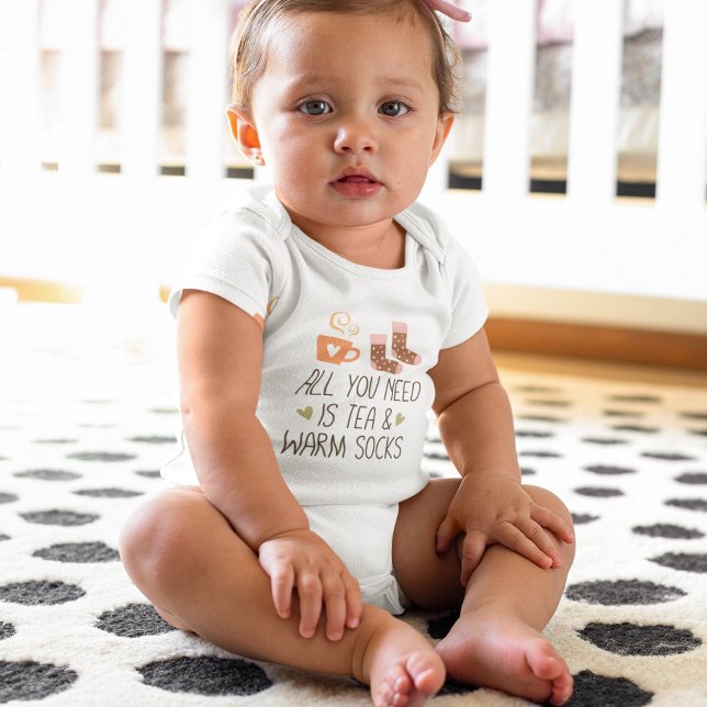 Allt du behöver är Tea & Warm sockor T Shirt (All you need is Tea & Warm socks Baby Bodysuit)