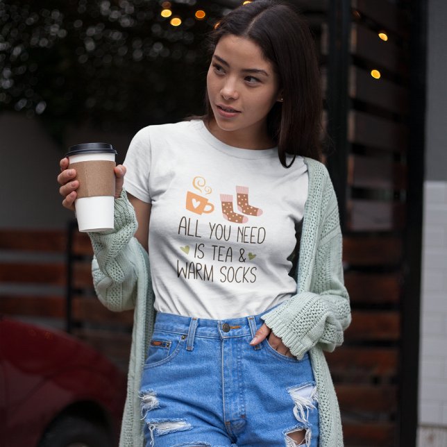 Allt du behöver är Tea & Warm Sucks Girl T Shirt (All you need is Tea & Warm socks girl T-Shirt)
