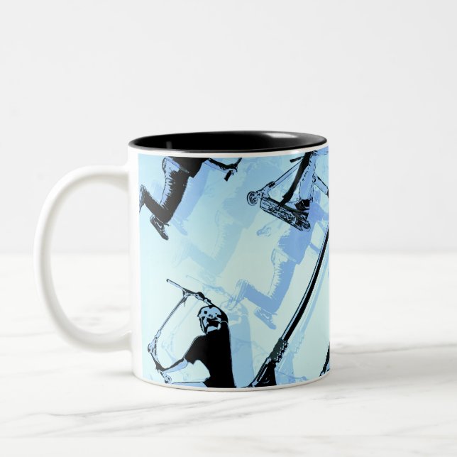 Allt handlar om skotten! - Scooter Tricks Två-Tonad Mugg (Vänster)